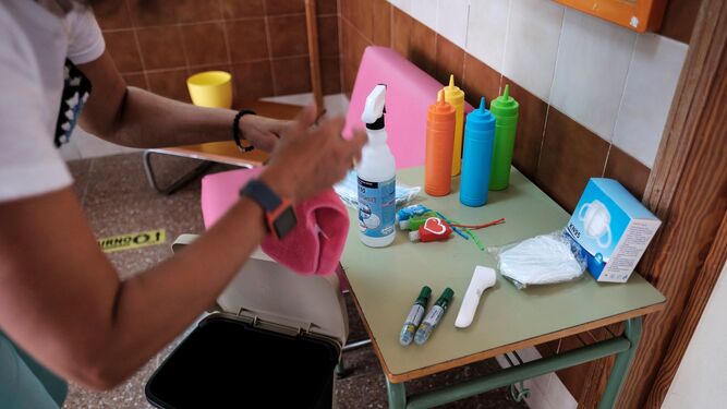 Preparación de material higiénico sanitario en un centro escolar.