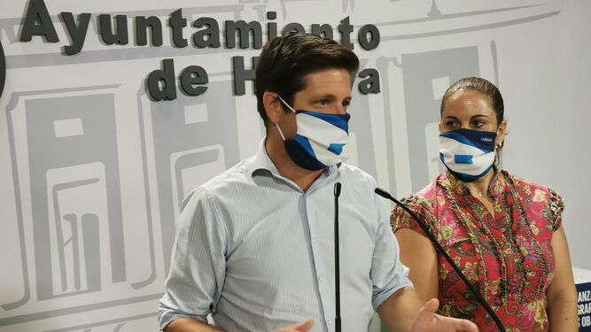 El portavoz de Ciudadanos, Guillermo García de Longoria, en rueda de prensa con Noelia Álvarez.