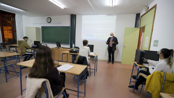 Un profesor imparte un curso en el Aula Informática del Centro Social Lazareto.