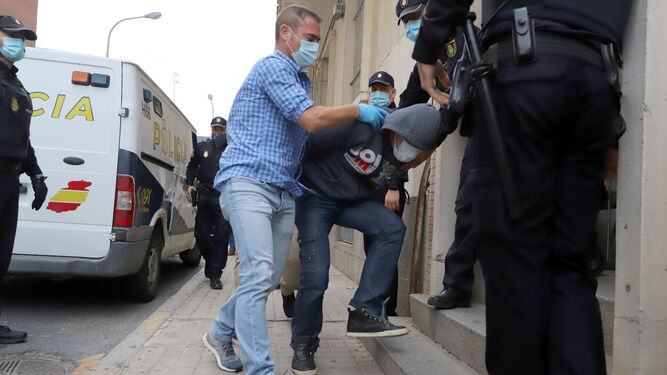 Llegada al Palacio de Justicia de Huelva del presunto decapitador de Halloween, ayer, acompañado por la Policía Nacional.