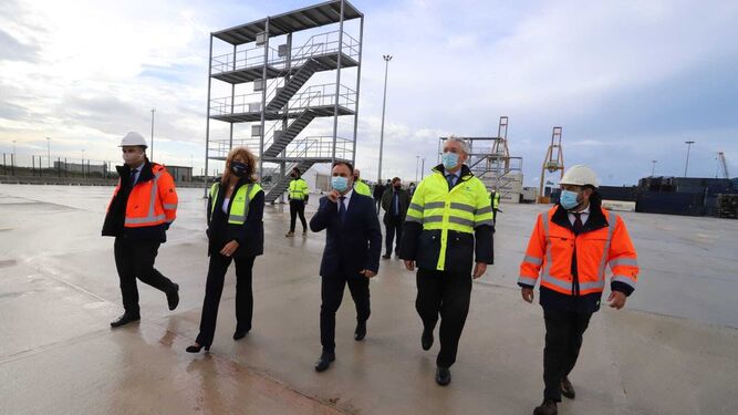 Los responsables del Puerto de Huelva y Yilport esta mañana en el nuevo patio de contenedores del Muelle Sur.