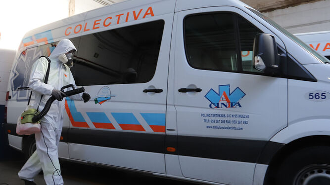 Im&aacute;genes del plan de limpieza y desinfecci&oacute;n que lleva a cabo el Consorcio de transporte sanitario de Huelva en sus ambulancias.