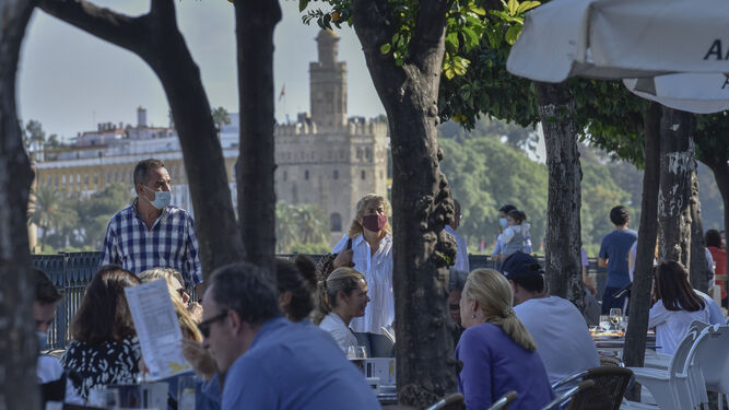 Varias personas, en la ciudad de Sevilla.