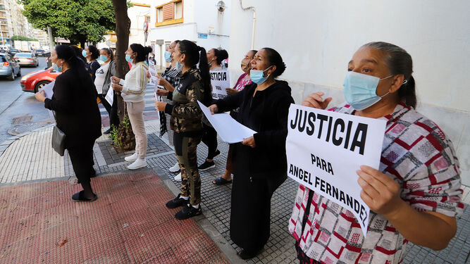 Familiares de la víctima del crimen de El Torrejón ante el Palacio de Justicia de Huelva.