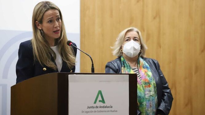 La delegada del Gobierno andaluz, Bella Verano, y la delegada de Salud, Manuela Caro.