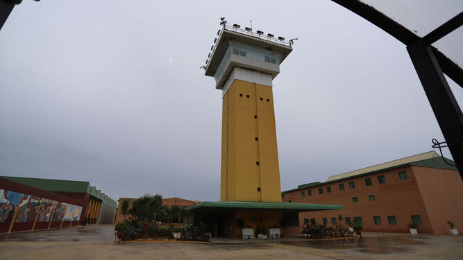 El patio central del penal onubense, con la imponente torre de vigilancia.