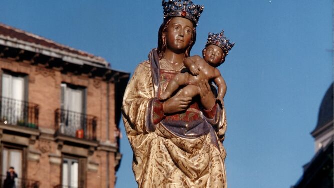 La Virgen de la Almudena en una imagen de otros años en procesión.