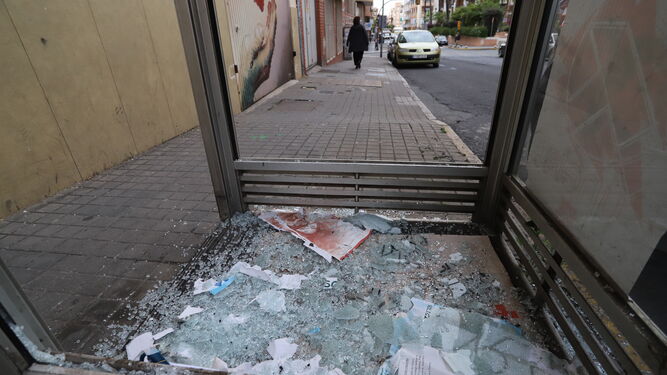 Im&aacute;genes de las consecuencias del vandalismo en la cabina telef&oacute;nica del Paseo de Buenos Aires