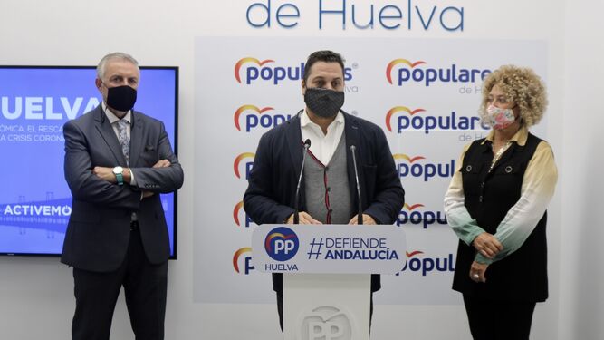 Los ediles del PP Francisco Millán, Jaime Pérez y Pilar Marín, en rueda de prensa.