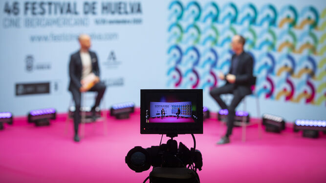 El presentador del acto de ayer, Adolfo Zarandieta, con el director del certamen onubense, Manuel H. Martín, encuadrados por una cámara, al ser retransmitida a través de internet.