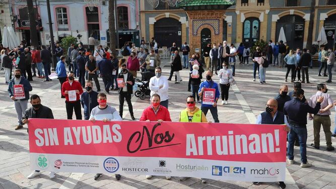 Concentración de los hosteleros de Huelva en la plaza de Las Monjas, esta mañana.