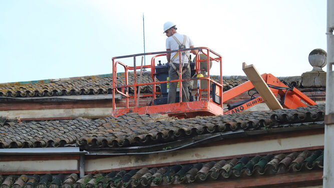 Un obrero se dispone al desmontaje de una de las cubiertas del edificio del antiguo colegio durante esta misma semana.