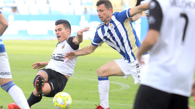 Alberto Martín trata de arrebatarle el cuero a un jugador del Mérida en el choque de la pasada campaña.