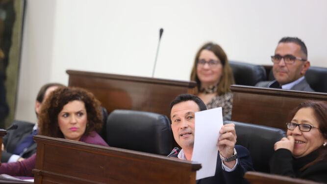 Mª Eugenia Limón y Ezequiel Ruiz, durante un pleno de la Diputación.