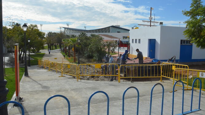 Obras en el polideportivo municipal de Palos de la Frontera.