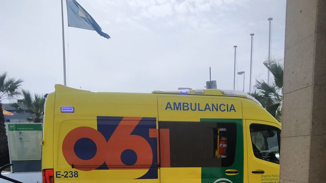La ambulancia del 061 en el Puerto Deportivo de Isla Cristina