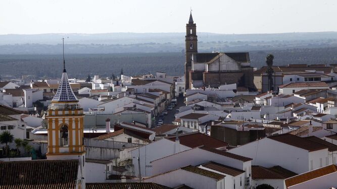 Las espadañas de las iglesias de Castillejos y El Almendro dibujan en el horizonte la unión entre estos dos municipios andevaleños