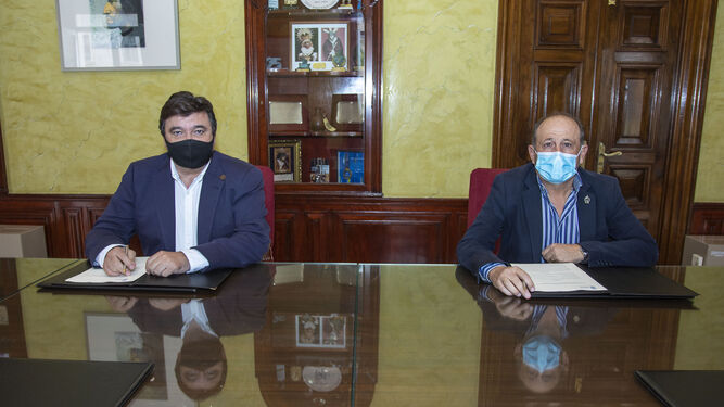 Gabriel Cruz y Antonio González, en la firma del convenio entre el Ayuntamiento y la asociación Hispanidad Avanza.