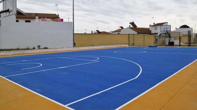 Imagen de la pista de baloncesto de Hinojos tras los trabajos de rehabilitación.