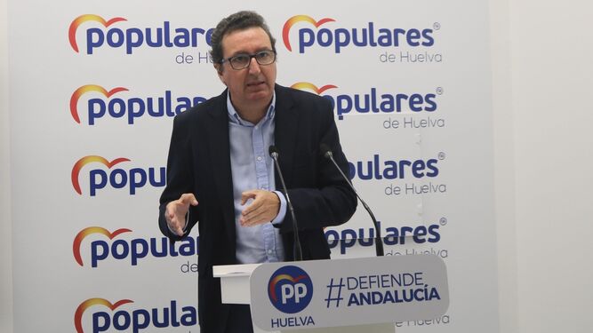 El presidente del PP provincial, Manuel Andrés González, en rueda de prensa.