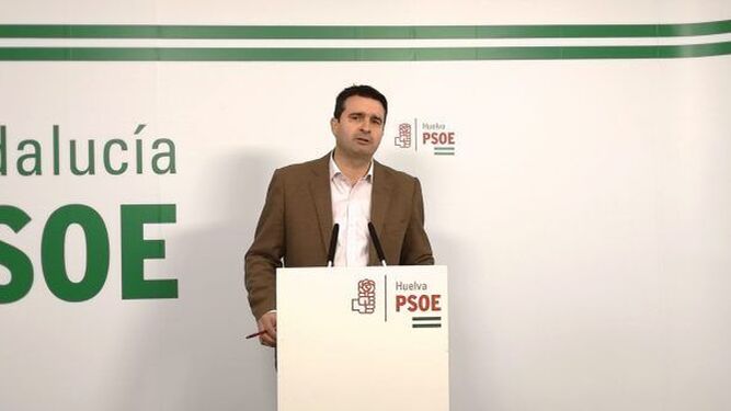 El senador socialista Amaro Huelva, en una rueda de prensa.