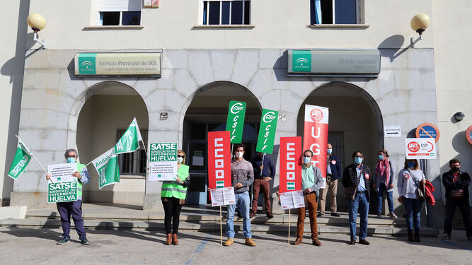 Los representantes sindicales en Huelva a las puertas del antiguo Manuel Lois.