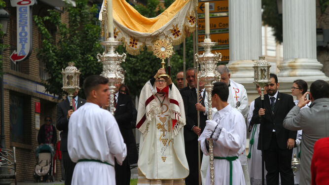 Diego Capado en la bendición con el Santísimo en la procesión eucarística de la Concepción.