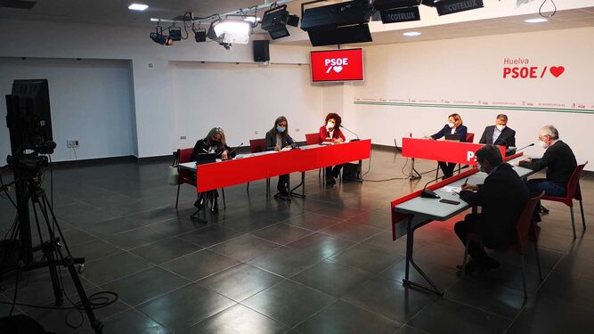 Reunión de representantes de la Plataforma y dirigentes del PSOE provincial con el secretario de Estado Hugo Morán, al otro lado de la pantalla.