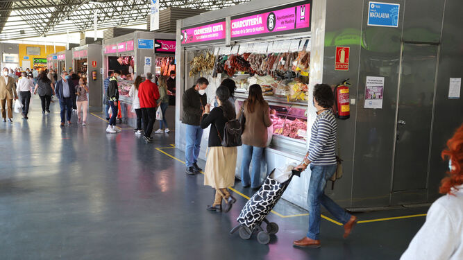 Una ma&ntilde;ana de compras y ambiente en el mercado del Carmen de Huelva