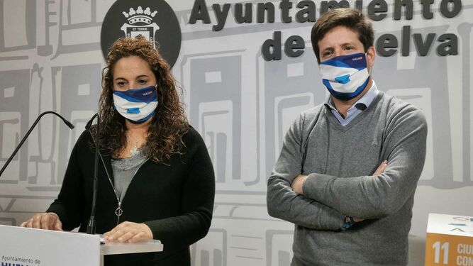 Noelia Álvarez junto a Guillermo García de Longoria del grupo municipal de Ciudadanos.