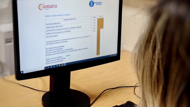 Un usuario revisa los cursos ofrecidos por la Cámara de Comercio de Huelva.