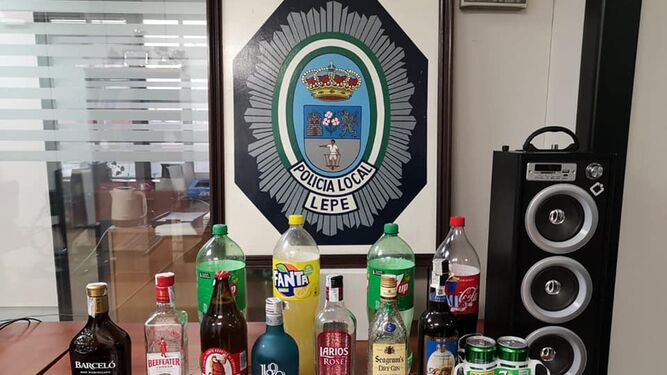 Los agentes han intervenido botellas de bebidas y un altavoz