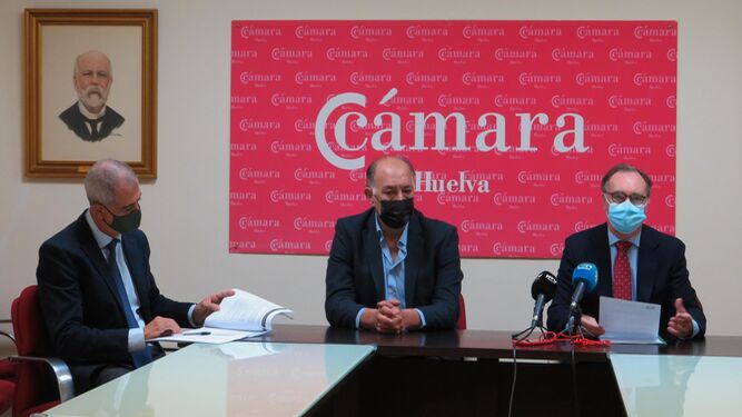 Arsenio Martínez (i), Antonio Gemio y Antonio Augustín en la presentación de esta mañana en la Cámara de Comercio.