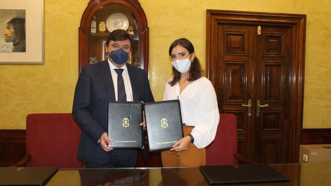 Gabriel Cruz y María Mora, tras la firma del convenio.