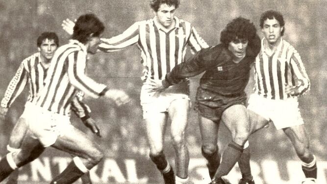 Maradona, en un partido entre el Barcelona y el Betis.
