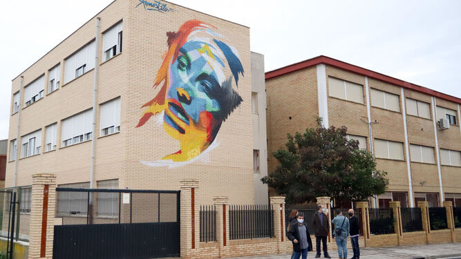 Inauguraci&oacute;n del mural contra la violencia de g&eacute;nero que ha pintado el grafitero onubense Konestilo