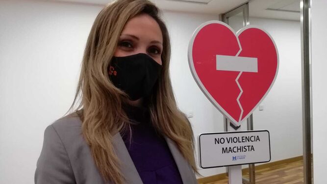 María Ponce con la señas de 'Stop a la violencia machista'