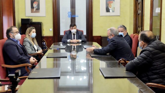 Reunión entre el alcalde y los representantes en Huelva de la plataforma de la concertada Más Plurales.