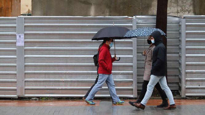 Varias personas caminas con paraguas por la Gran Vía durante este jueves pasado.
