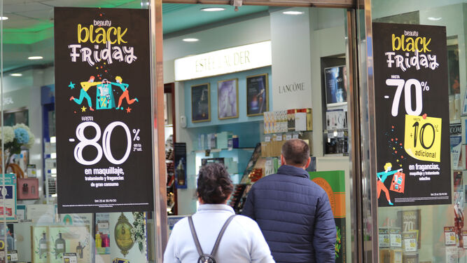Las compras del Black Friday por las calles del centro de Huelva