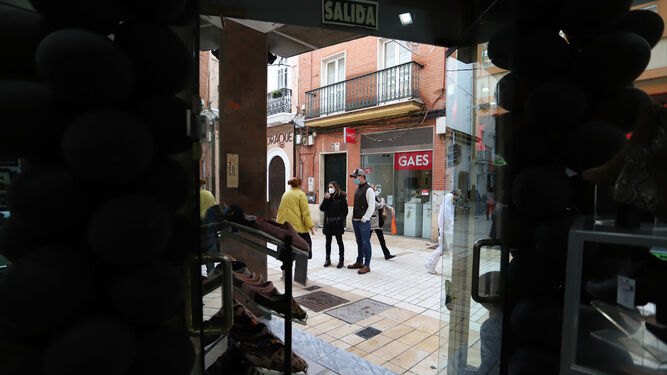 Las compras del Black Friday por las calles del centro de Huelva