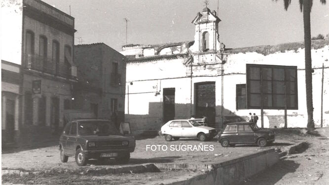 Aspecto de la plaza y la ermita de la Soledad en los años ochenta del siglo pasado.