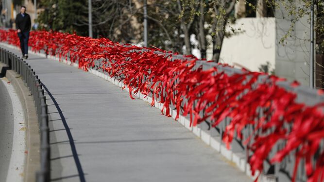 Cientos de lazos rojos, un símbolo mundial e inspirador para muchas otras causas.