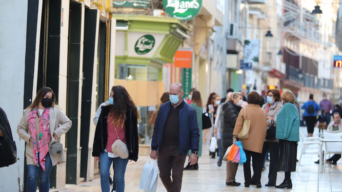 D&iacute;a  de terrazas y compras por las calles de Huelva