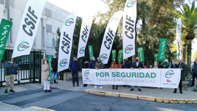 Concentración de CSIF en Huelva por el cumplimiento del pacto de teletrabajo en la Junta.