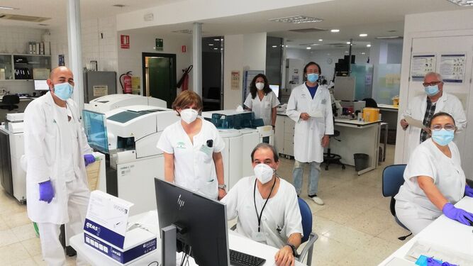Equipo de laboratorio del Hospital Infanta Elena.