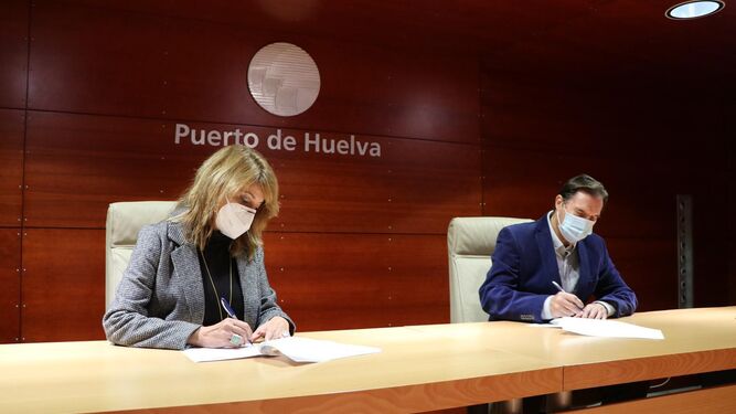 Firma del convenio entre el Puerto de Huelva y el Teléfono de la Esperanza.