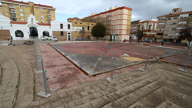 Obras de adecuación en la plaza Paco Toronjo.