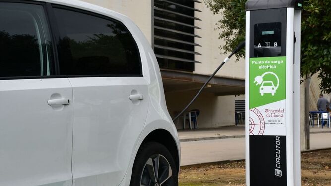 Punto de carga para vehículos eléctricos instalado en la Universidad de Huelva