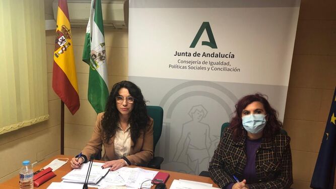 La consejera de Igualdad, Rocío Ruiz, en el encuentro mantenido ayer en Huelva.